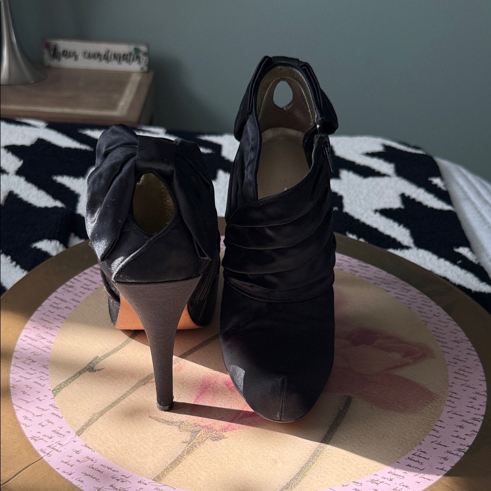 Steven By Steve Madden Black Ruched Heels